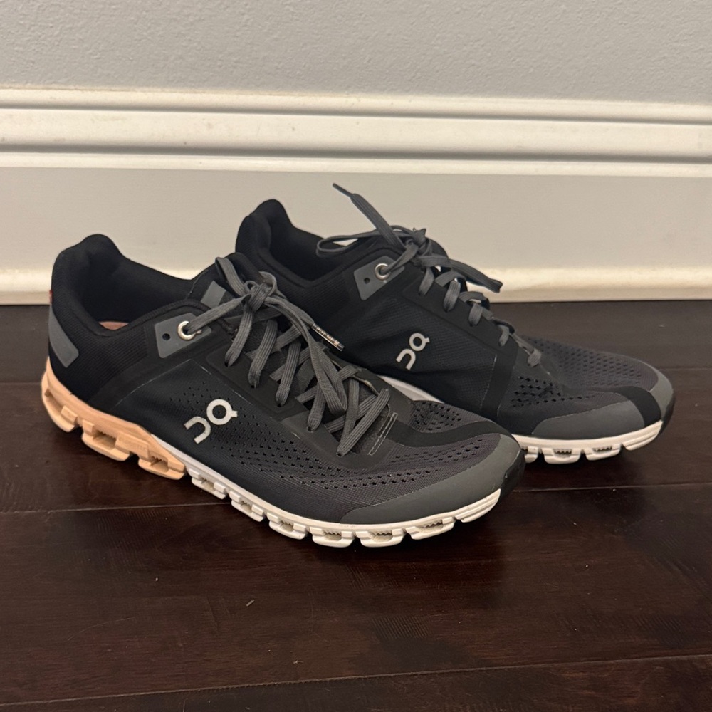 On Running - Women’s black shoe